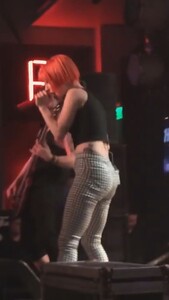 hayley-williams-in-tight-pants_003.jpeg