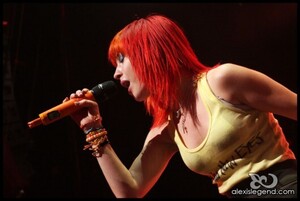 hayley-williams-live-at-darien-lake-ny-16-530x356.jpg