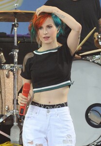 hayley-williams-performs-at-good-morning-america-in-new-york_1.jpg