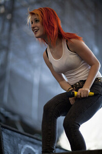 hayley-williams-s533x800-436608-1020.jpg