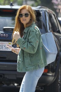 isla-fisher-gets-some-retail-therapy-during-an-outing-with-a-friend-on-melrose-place-in-la-14.jpg