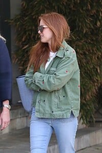 isla-fisher-gets-some-retail-therapy-during-an-outing-with-a-friend-on-melrose-place-in-la-7.jpg