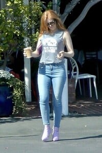 isla-fisher-leave-lunch-at-fred-segal-in-west-hollywood-1.jpg
