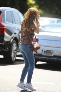 isla-fisher-out-for-lunch-in-west-hollywood-6.jpg
