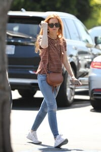 isla-fisher-out-for-lunch-in-west-hollywood-9.jpg