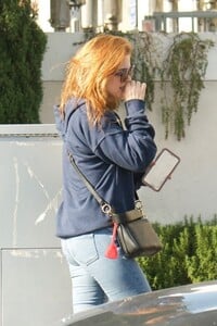 isla-fisher-out-in-beverly-hills-10.jpg