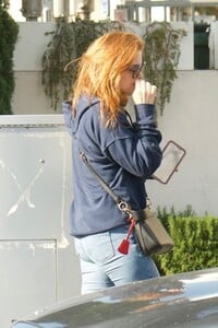 isla-fisher-out-in-beverly-hills-5.jpg