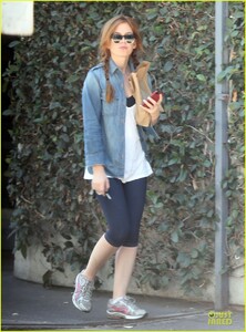 isla-fisher-pigtails-for-target-shopping-trip-01.jpg