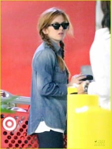 isla-fisher-pigtails-for-target-shopping-trip-04.jpg