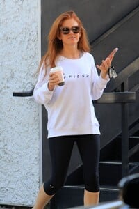 isla-fisher-receives-a-parking-ticket-while-out-for-a-coffee-on-melrose-place-in-west-hollywood-0.jpg