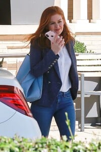 isla-fisher-shopping-in-beverly-hills-5.jpg