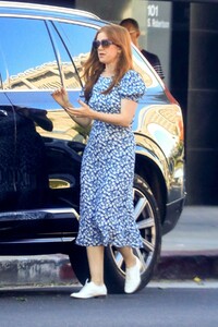 isla-fisher-shopping-in-west-hollywood-3.jpg