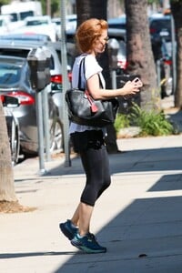 isla-fisher-steps-out-for-wednesday-gym-session-in-studio-city-0.jpg