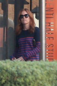 isla-fisher-stops-by-cafe-gratitude-for-some-drinks-in-beverly-hills-10.jpg