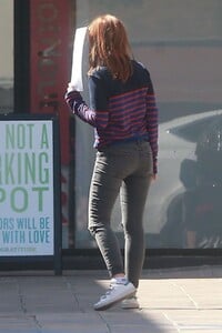 isla-fisher-stops-by-cafe-gratitude-for-some-drinks-in-beverly-hills-13.jpg