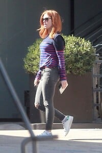 isla-fisher-stops-by-cafe-gratitude-for-some-drinks-in-beverly-hills-3.jpg