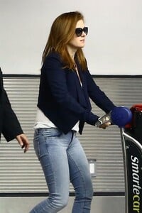 isla-fisher-tight-jeans-arrives-at-airport-in-miami-october-31-2017-7.jpg