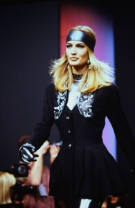 karl-lagerfeld-fw-1991-4.thumb.jpg.30cc1c30c0359dc40c0b3bcf63b961b9.jpg