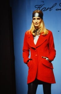 karl-lagerfeld-fw-1991-5.thumb.jpg.ec79fd2a0a4ec9c680688aeb9b60b73a.jpg