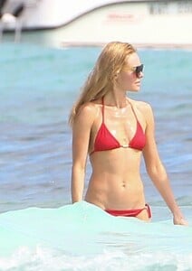 kate-bosworth-in-bikini-on-the-beach-in-mexico_16.jpg