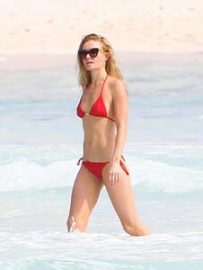 kate-bosworth-in-bikini-on-the-beach-in-mexico_6.jpg