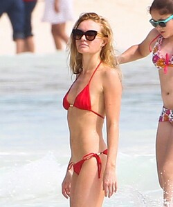 kate-bosworth-in-bikini-on-the-beach-in-mexico_7.jpg