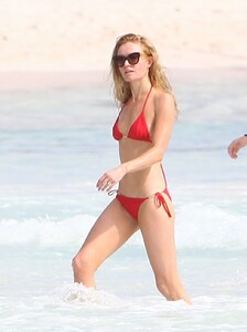 kate-bosworth-in-bikini-on-the-beach-in-mexico_8.jpg