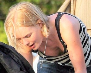 kate-bosworth-nipslip-downblouse-unknown-candids-4xhqish-3.jpg