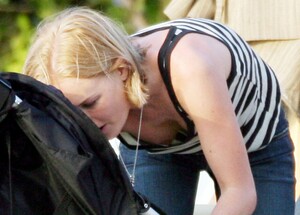 kate-bosworth-nipslip-downblouse-unknown-candids-4xhqish.jpg