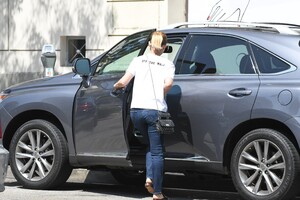 kate-mara-jeans4.jpg
