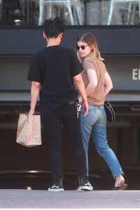 kate-mara-jeansshop1.jpg