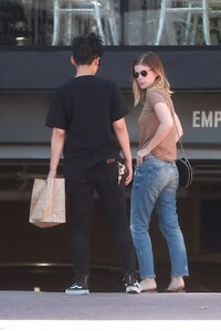 kate-mara-jeansshop2.jpg