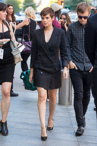 kate-mara-out-and-about-in-nyc-while-attending-dkny-show-during-ny-fashion-week-91615-4.jpg