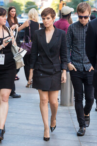 kate-mara-out-and-about-in-nyc-while-attending-dkny-show-during-ny-fashion-week-91615-5.jpg