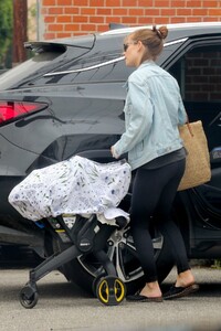 kate-mara-with-her-child-out-in-los-angeles-2019-06-17-06.jpg