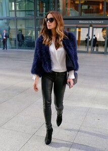 kate_beckinsale_arrives_at_heathrow_airport2.jpg