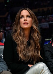 kate_beckinsale_attends_miami_heat_vs_los_angeles_(13).jpg