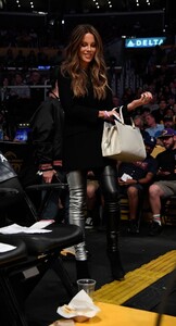 kate_beckinsale_attends_miami_heat_vs_los_angeles_(3).jpg