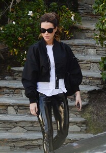 kate_beckinsale_out_in_los_angeles10.jpg