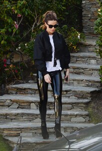 kate_beckinsale_out_in_los_angeles38.jpg