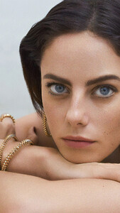 kaya-scodelario-devushka-poza-vzgliad.jpg