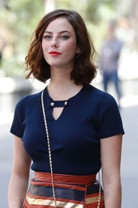 kaya_scodelario_attends_chanel_show031.jpg