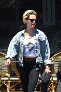 kristen-stewart-and-suzie-reimer-leaves-a-spa-los-angeles-07-28-2019-4.jpg