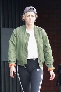 kristen-stewart-at-a-nail-salon-in-hollywood-04-29-2019-0.jpg