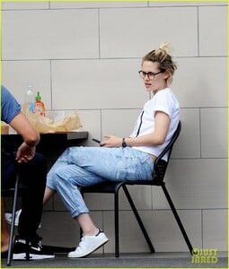 kristen-stewart-breakfast-oaks-gourmet-04.jpg