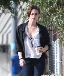 kristen-stewart-coffee-december-02.jpg