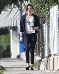 kristen-stewart-coffee-december-05.jpg