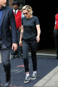 kristen-stewart-leaves-her-hotel-in-new-york-07-14-2016_6.jpg