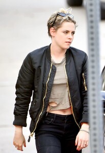 kristen-stewart-out-and-about-in-los-angeles-01-14-2019-4.jpg
