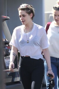 kristen-stewart-out-in-los-angeles-02-18-2019-3.jpg